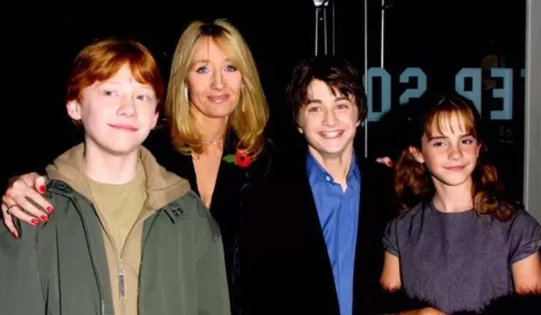 jk罗琳为什么被哈利波特开除,jk罗琳为什么会写哈利波特这本书