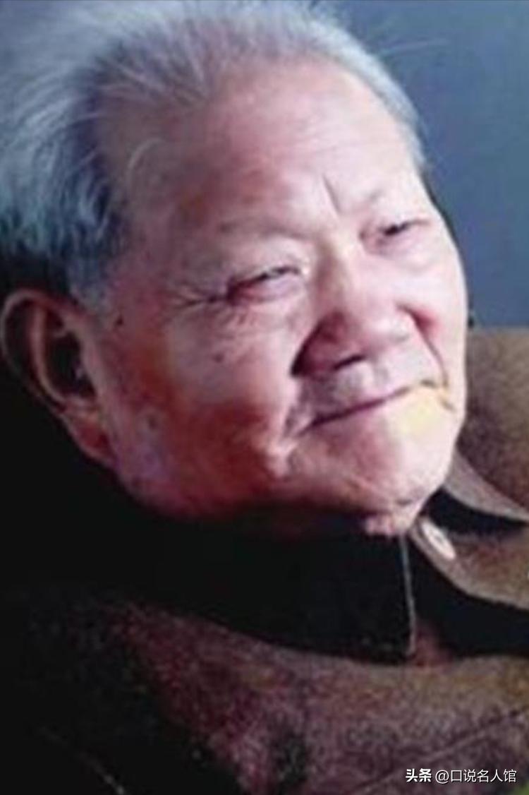 毛主席途经天津，问起狗不理包子取名缘由，一列车员回答引人大笑