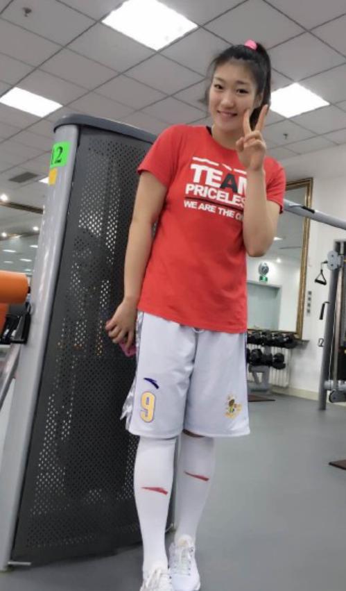 通过40张生活照，了解女篮女神李梦，现任国手、中尉、勒布朗-梦