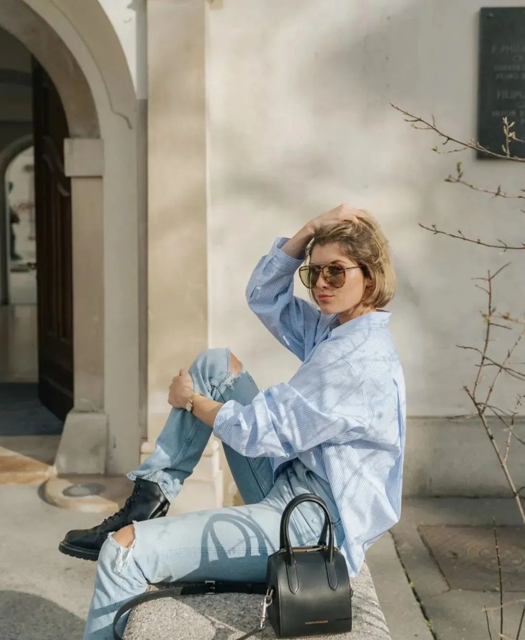 蓝色衬衫怎样搭配出时尚的感觉,藏蓝色衬衫穿搭什么风格