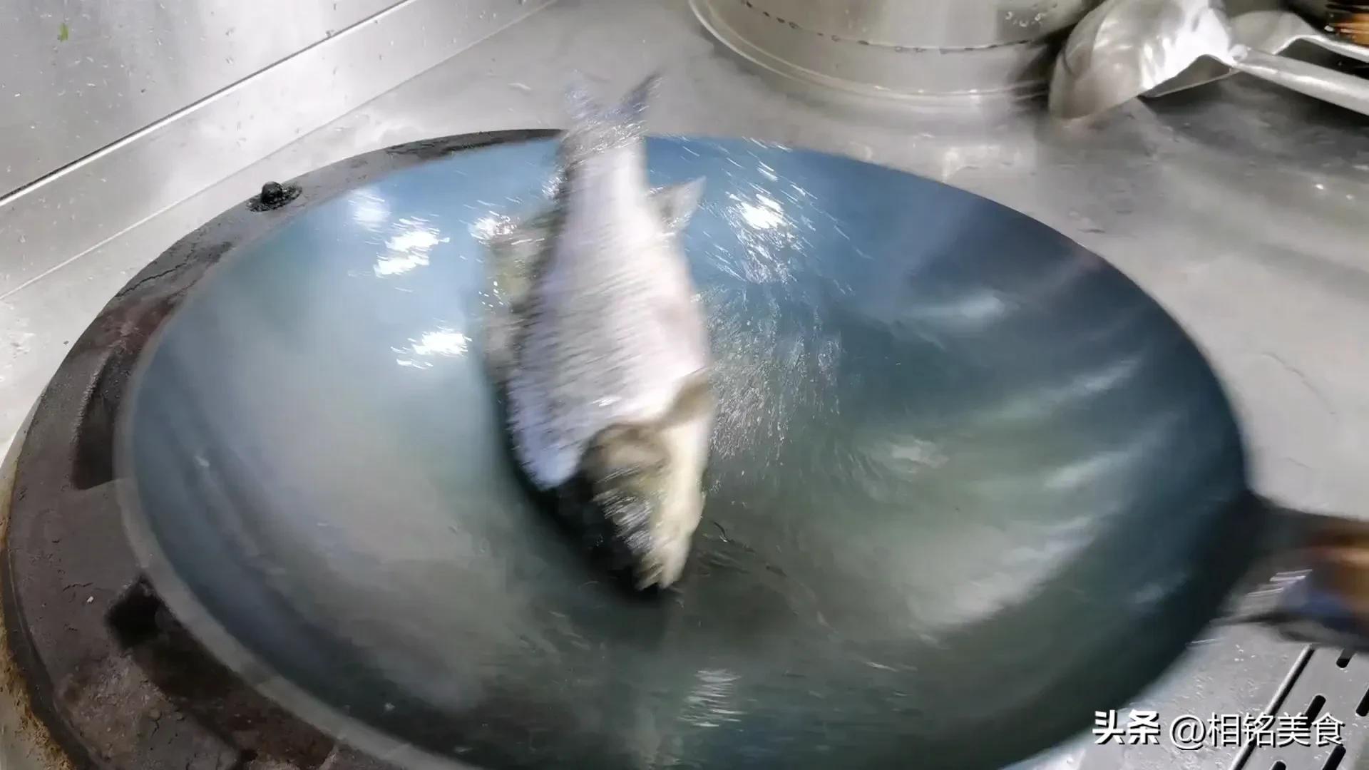 新铁锅怎样开锅小妙招视频,不粘锅的铁锅最佳开锅方法