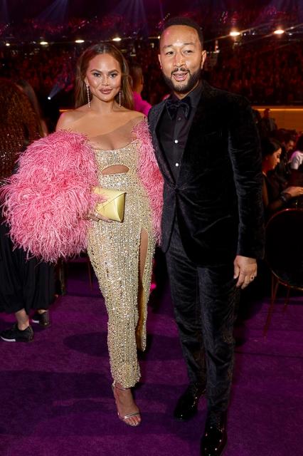 科勒卡戴珊一身红衣服出镜,科勒卡戴珊穿白西装图片