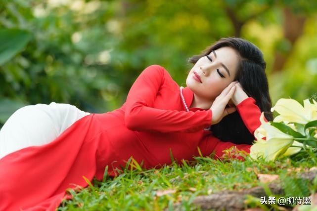 阿姨公园拍照怎么拍出高级感,中年妇女拍照怎么拍出高级感