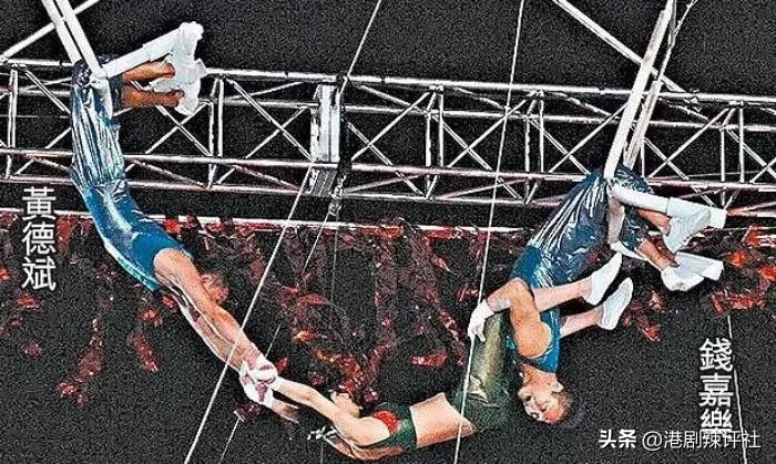 空中表演走光，胸前意外失守，这三位女星的社死瞬间太尴尬