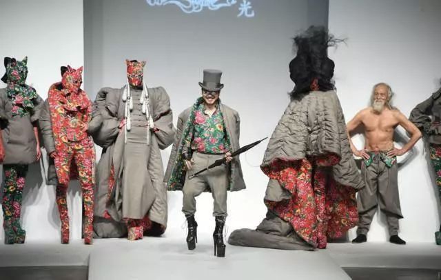 加拿大鹅羽绒服东北风格,加拿大鹅推出大花袄