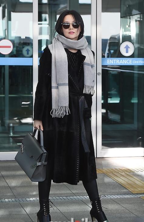 李英爱穿大衣图片,李英爱黄皮夹克配裙子穿搭