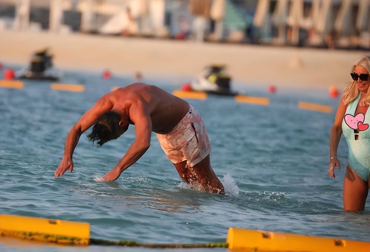 52岁英国明星海边度假,46岁英国主持人