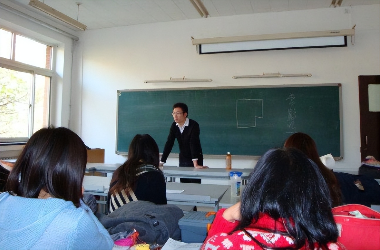 高校鼓励教师兼职,多地发文鼓励教师兼职