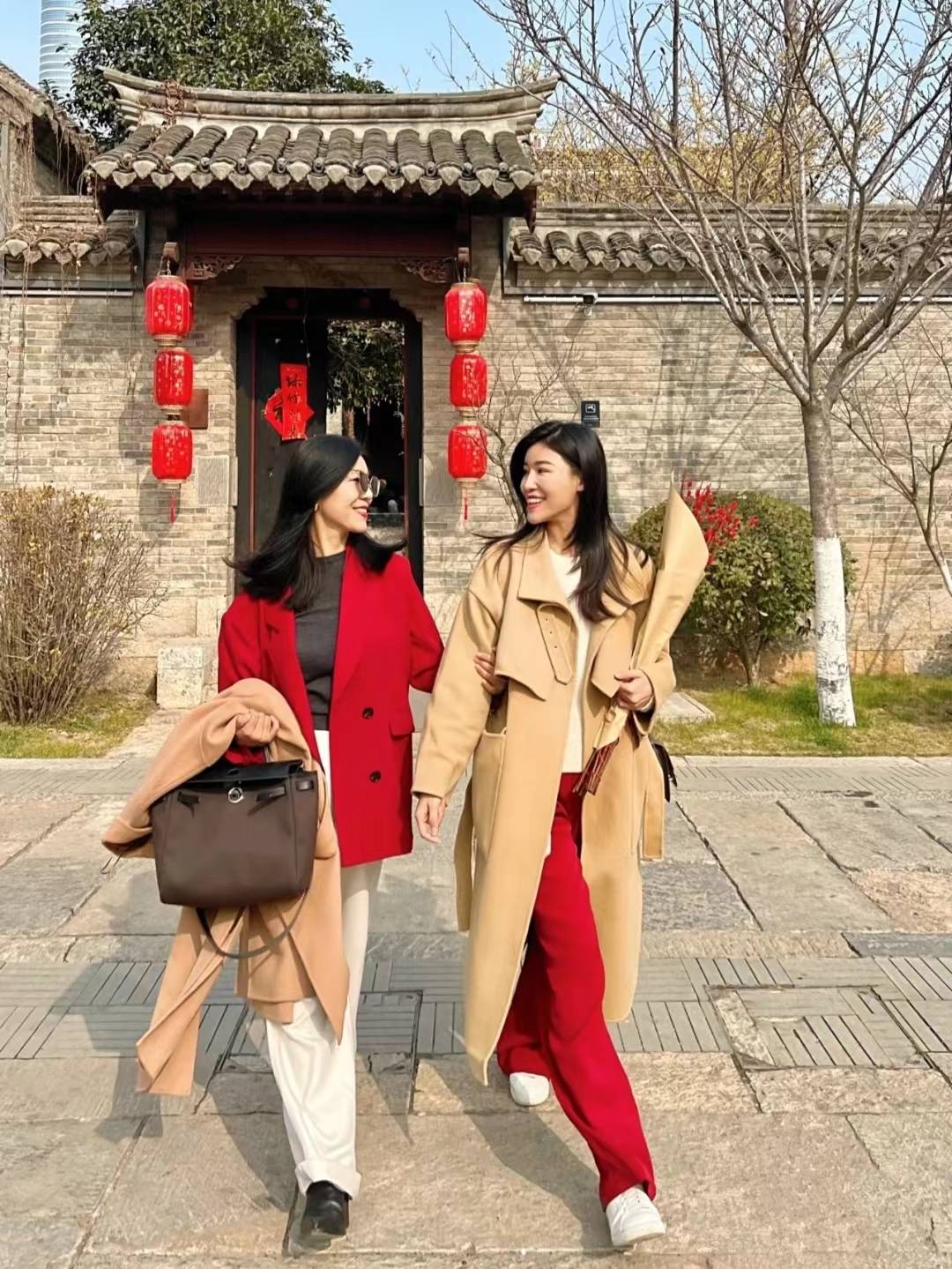 女人上了年纪有什么气质,40后女性穿什么颜色大衣好看