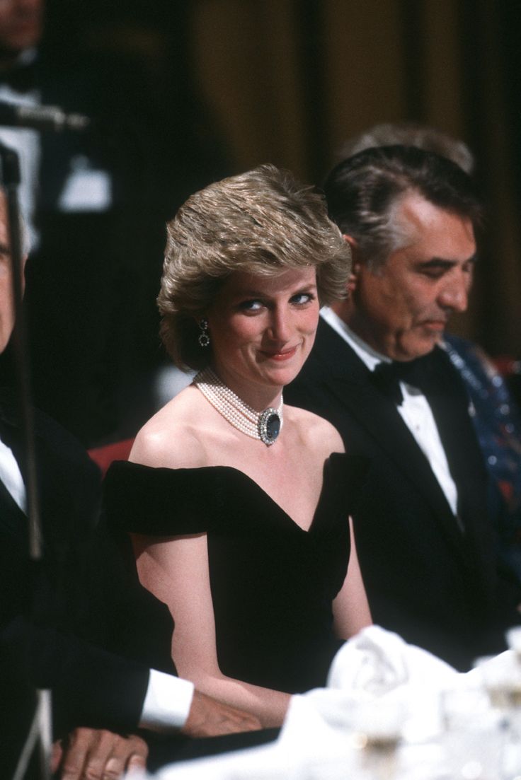 戴安娜王妃的蓝丝绒礼服,戴安娜王妃惊世容颜