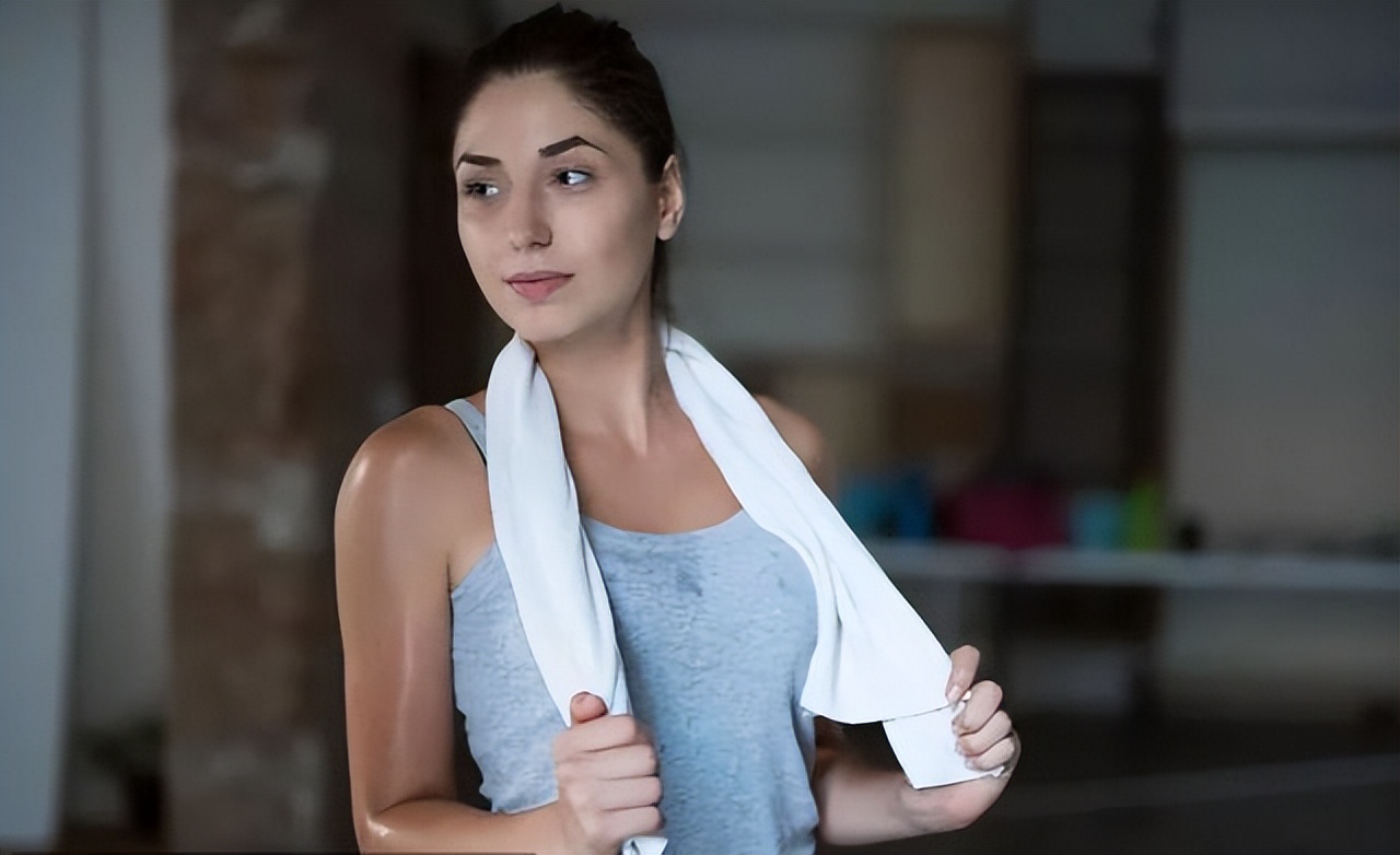 动不动就出汗尤其背后出汗多,泡脚出汗和不出汗是什么体质