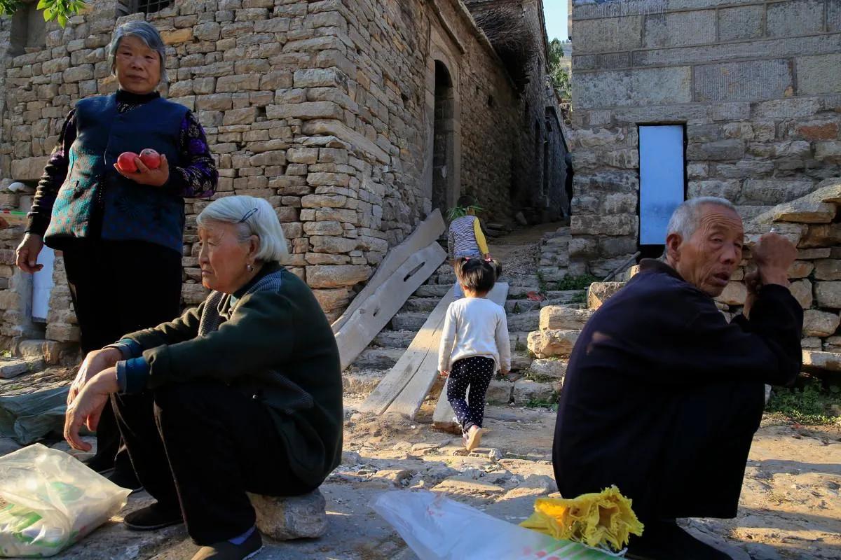 为什么农村人宁愿贫穷也不种地,为什么现在农村人都不愿意种地