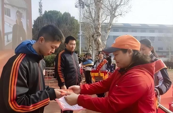 体操女皇程菲：身材严重发福涨至200斤，35岁任副教授仍单身