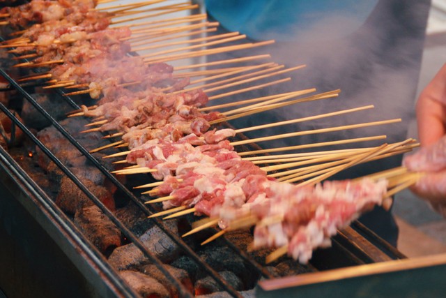 做摆摊生意一年收入,一个小伙摆摊卖烧烤一个月挣90万