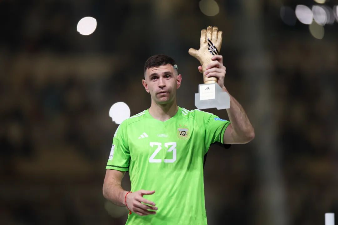 梅西与大力神杯擦肩而过,梅西背后的阿根廷