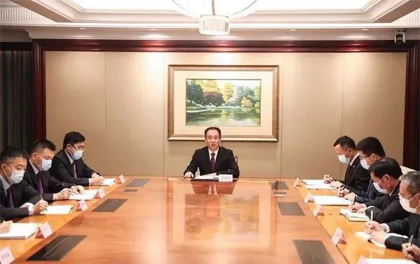 相信许家印“不堪重负”自杀的人，无知且愚昧