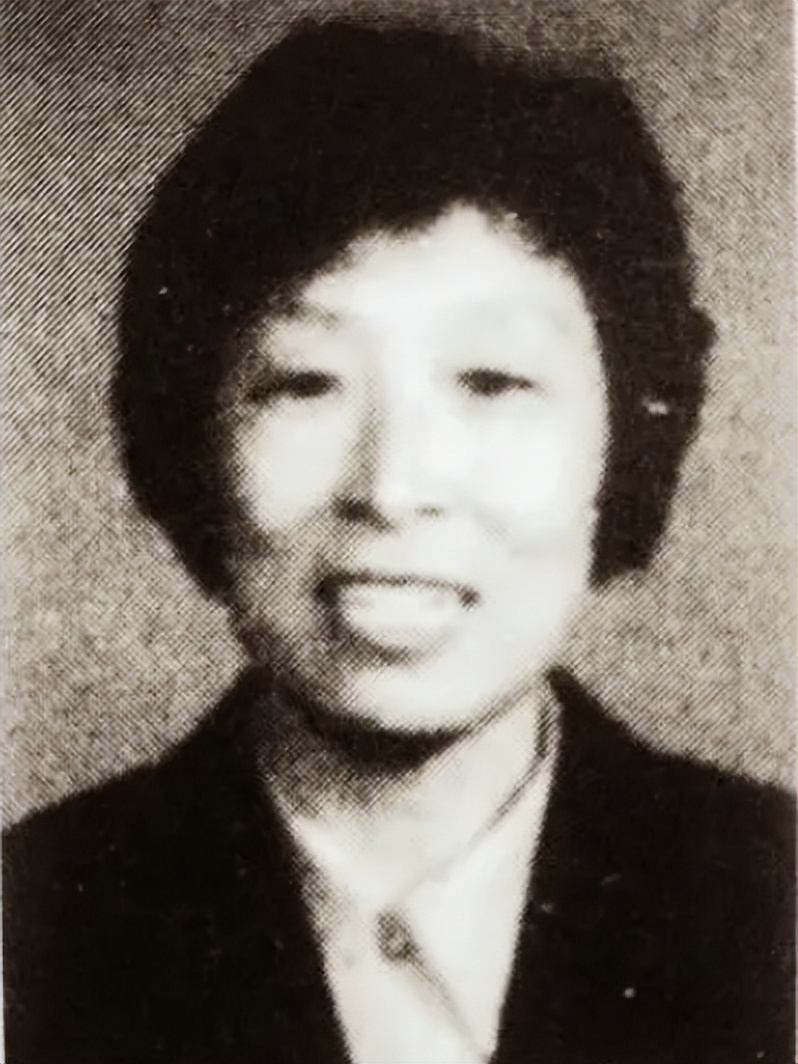 吕正操听不懂湖南话，王爱梅偷偷做了一个手势，被毛*东泽**一眼识破