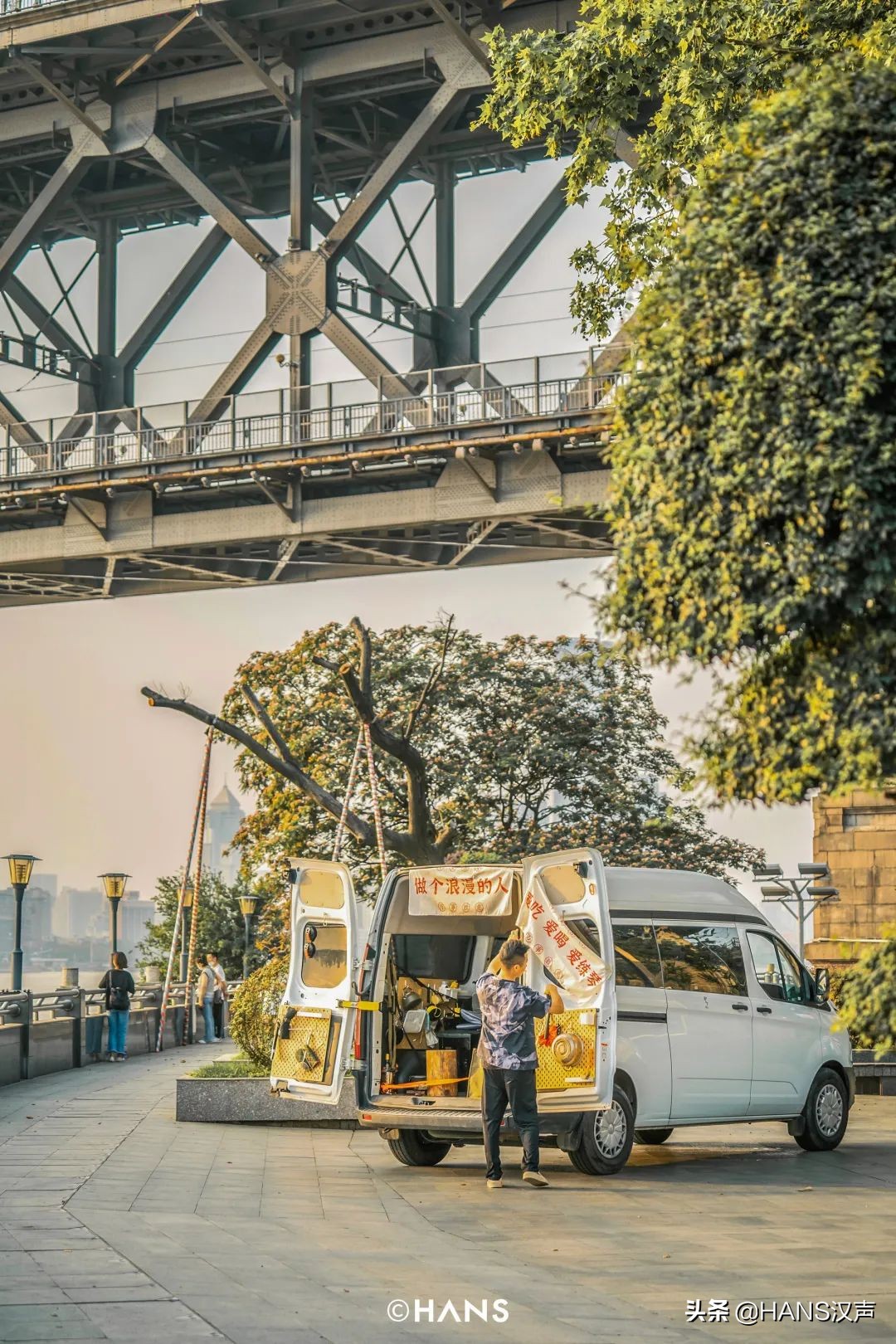 开着面包拖着钢琴，他弹遍武汉大街小巷