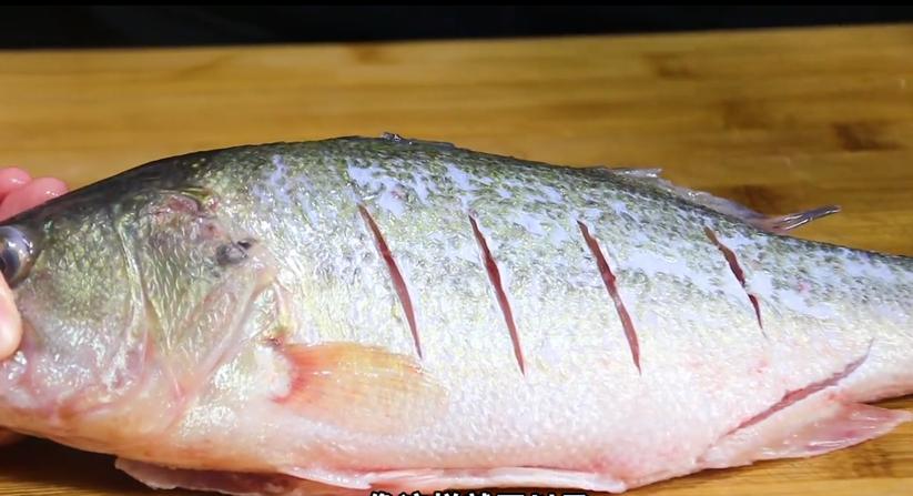 做红烧鱼怎么不掉鱼皮,做红烧鱼之前怎么处理鱼