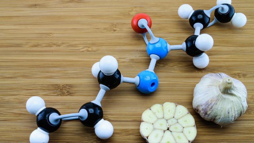 吃生大蒜抗癌真实性如何,生吃大蒜可以抗肿瘤吗