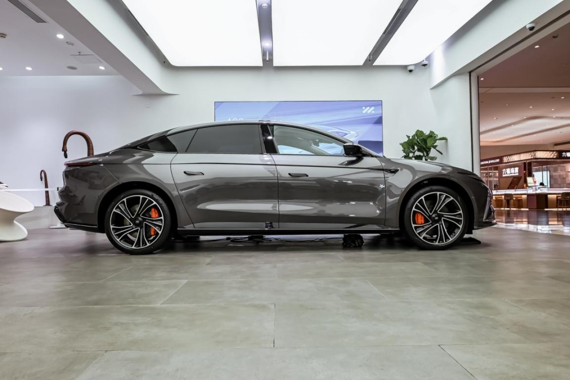 智己l7改款沉静式体验,智己ls7对比理想l7驾驶感受