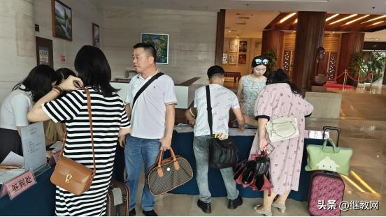 三年同窗形影不离,三年同窗铸就了一世的情缘