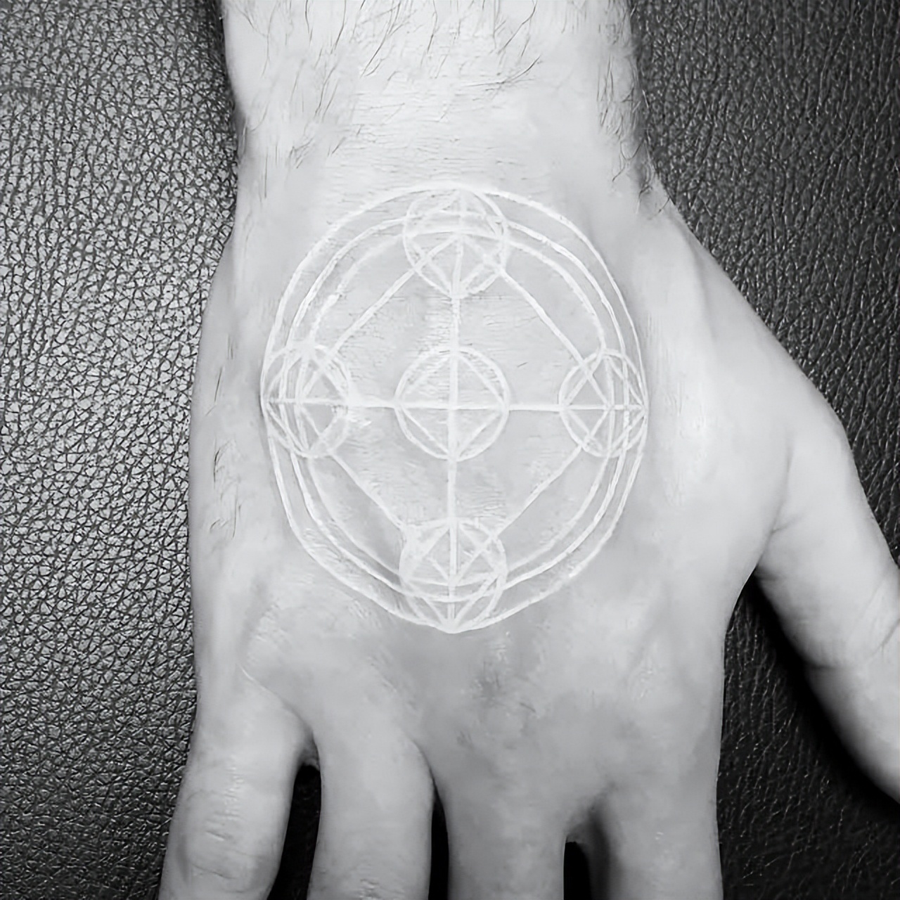 鸽子血纹身真的隐形么,隐形纹身花纹