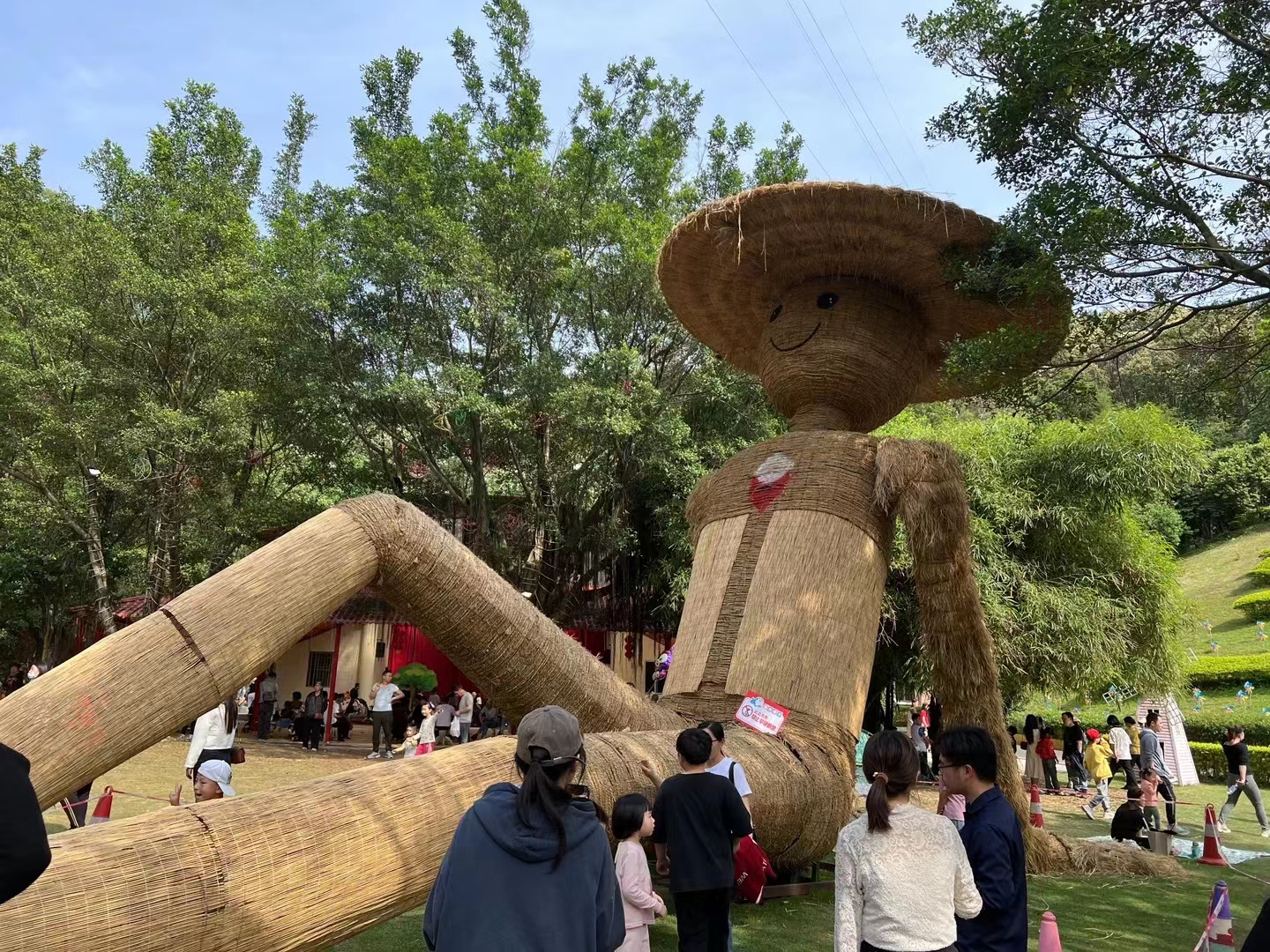 韶关巨型稻草人王国,数百个大型稻草人乐园