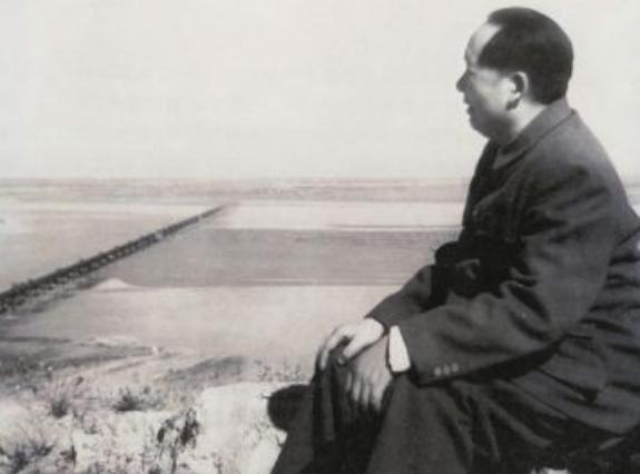 毛主席表兄参加国庆观礼愤然离席，毛主席得知原因后：我不是皇帝