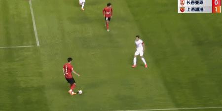 海港一骑绝尘！门柱连阻武球王莱昂纳多被队友推搡回泰山吧不受气