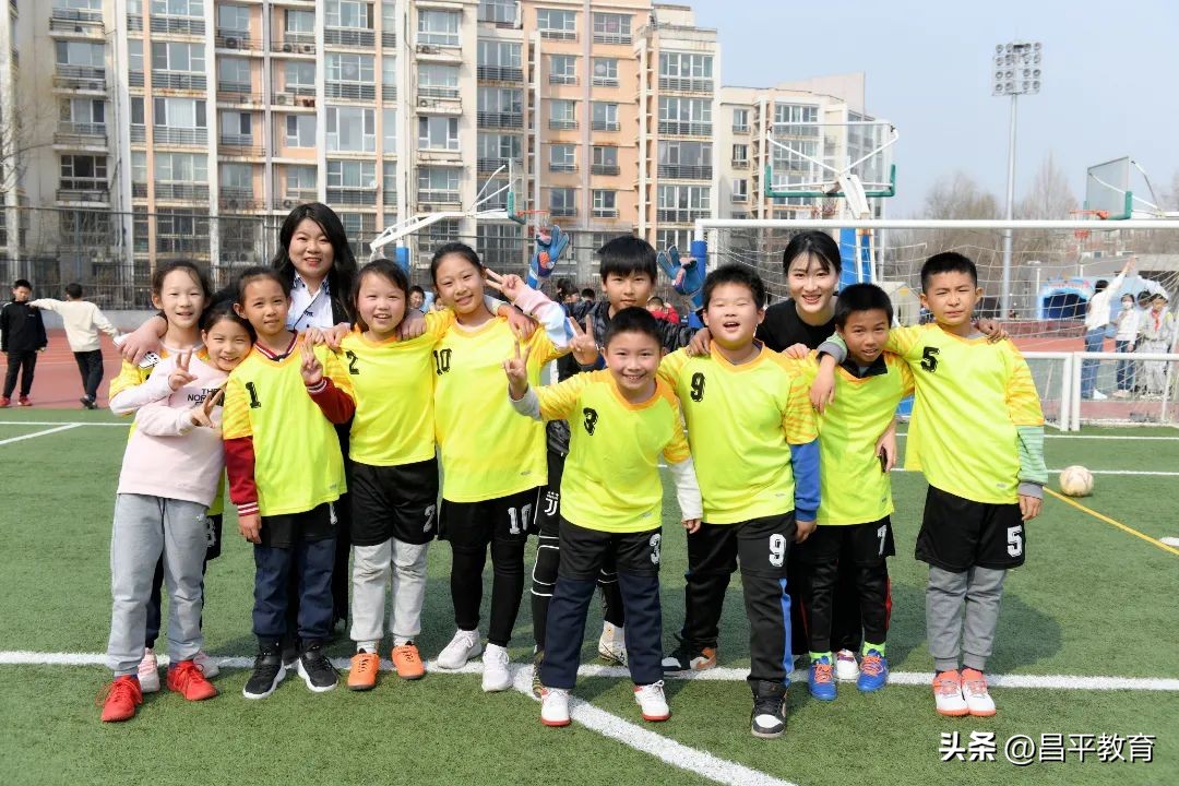 班级球赛氛围,学生教室足球世界杯