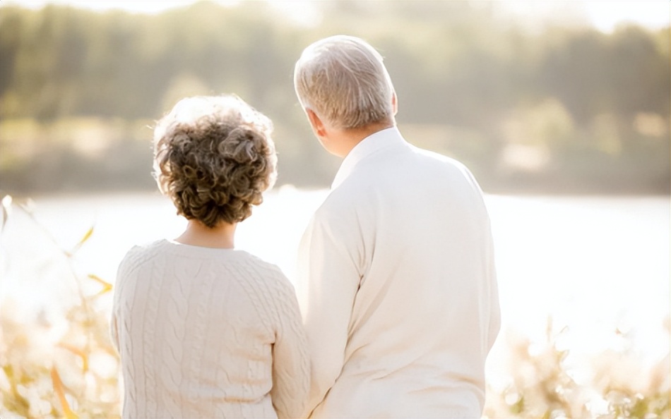 百岁老人吃烟长寿秘诀,老人长寿秘诀抽烟喝酒吃肉