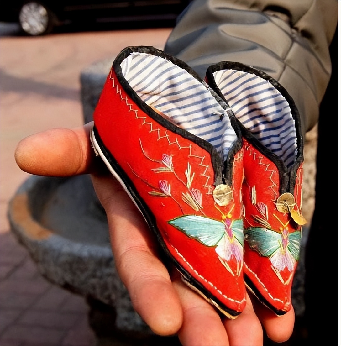 在古人眼里裹小脚美在哪,古代裹小脚和现代裹小脚的区别