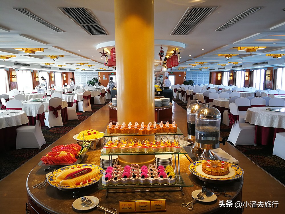 我和老伴一行2人从武汉出发，乘坐世纪传奇号，花费近2.4万元