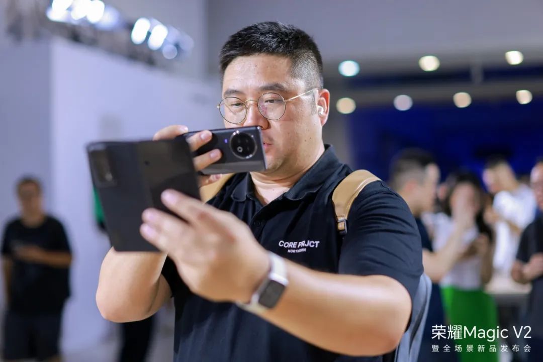 给苹果一个建议：买一部荣耀MagicV2体验