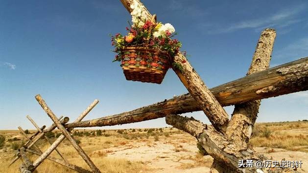 大学生像郊狼一样被钉死在草原栅栏上，白人至上者的*行暴**震惊美国