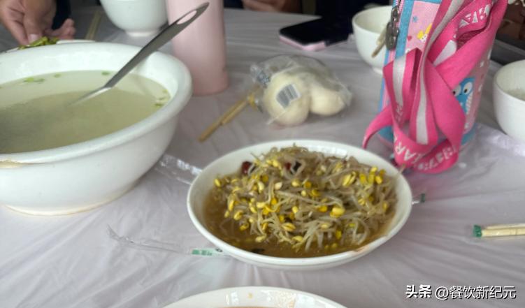 女子跟团三亚旅游,女子吐槽旅游团餐食原视频