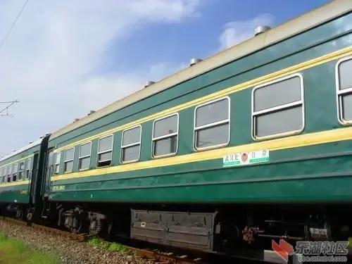 火车上排便排到哪里去了,火车粪便直接从厕所排到轨道上吗