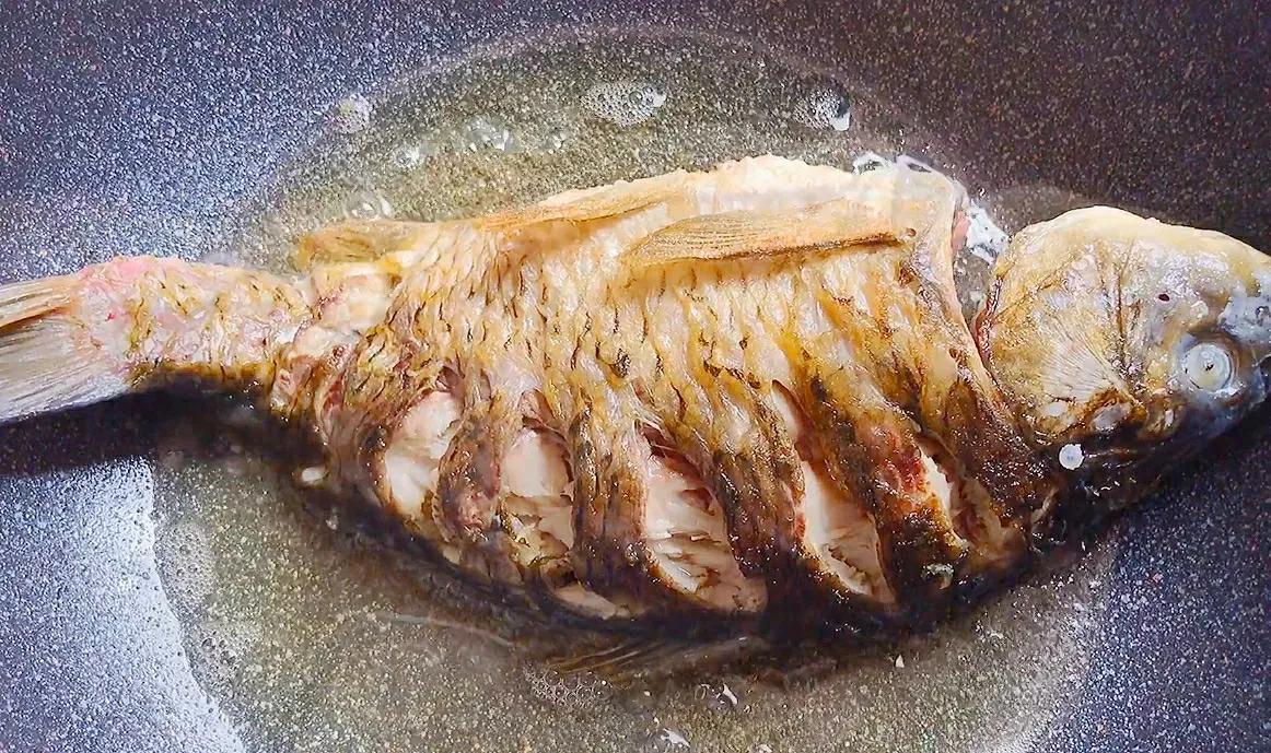 炖鱼时怎么做不粘锅不破皮,家常炖鱼如何炖不烂皮