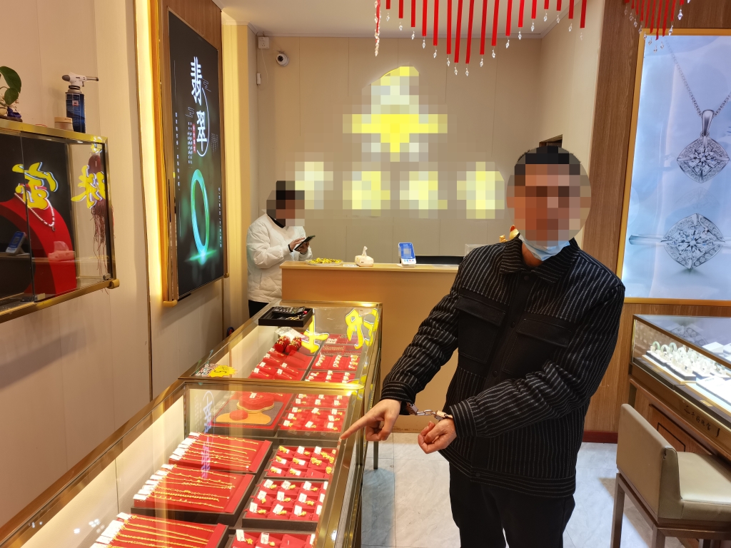 男子豪掷五万元买黄金还不要发票金店老板察觉不对报了警