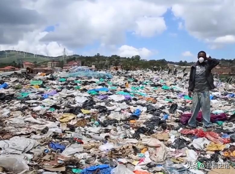 非洲男孩每天喝“胶水”，终日与蚊子相伴，被人称为“僵尸男孩”