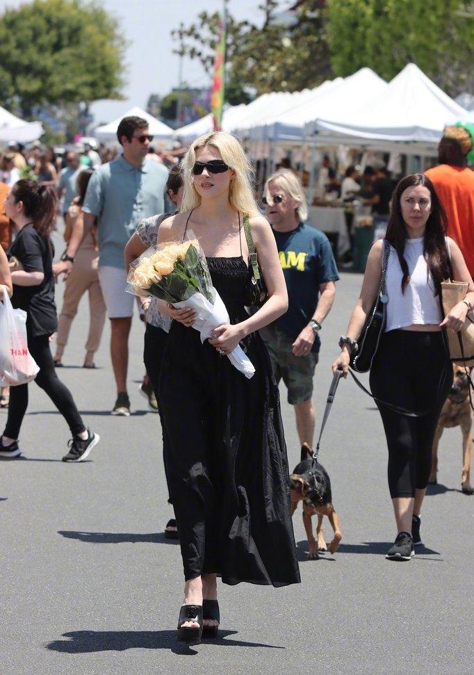 又秀恩爱,贝克汉姆儿子与女友街头秀恩爱