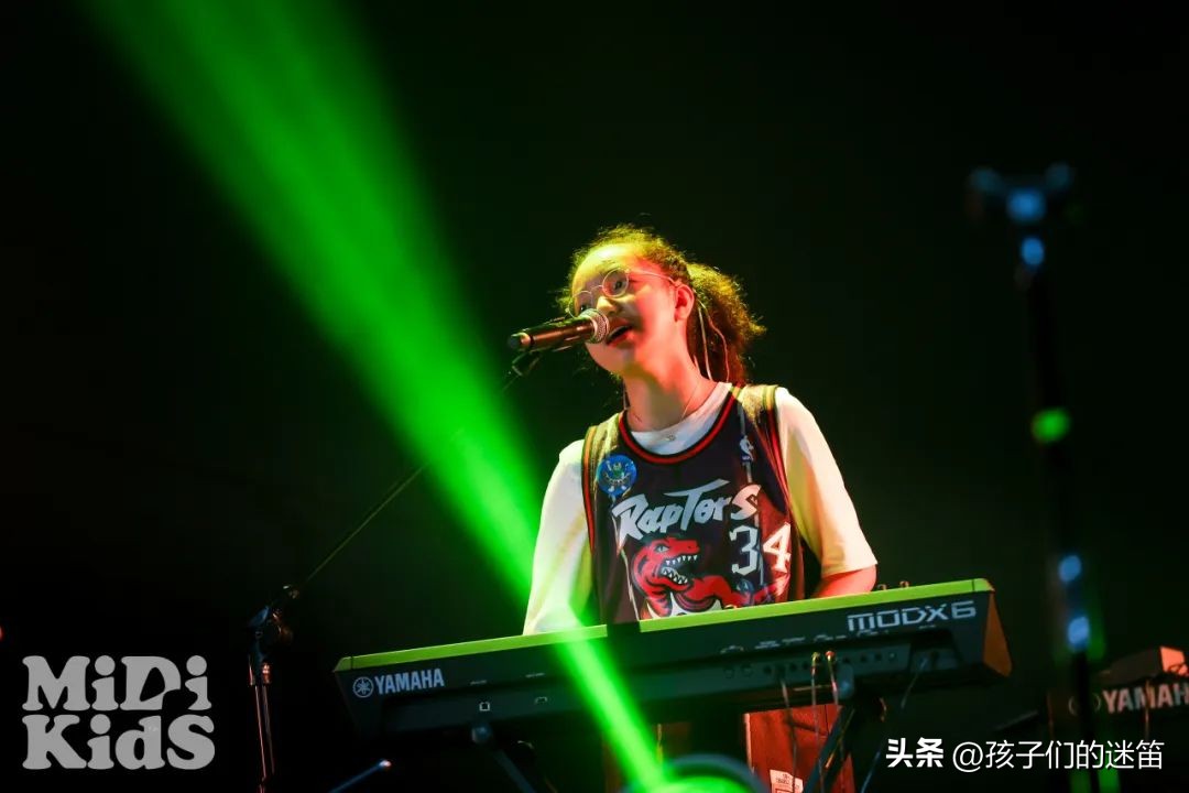 伙伴齐心，把舞台变成专属Party，得到来自原唱的鼓励