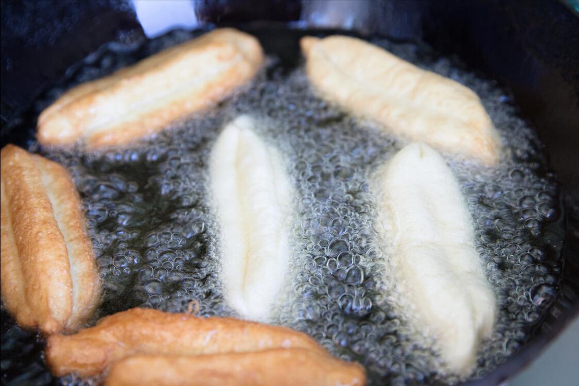 炸油条不用撒面粉,炸油条怎么不用明矾了