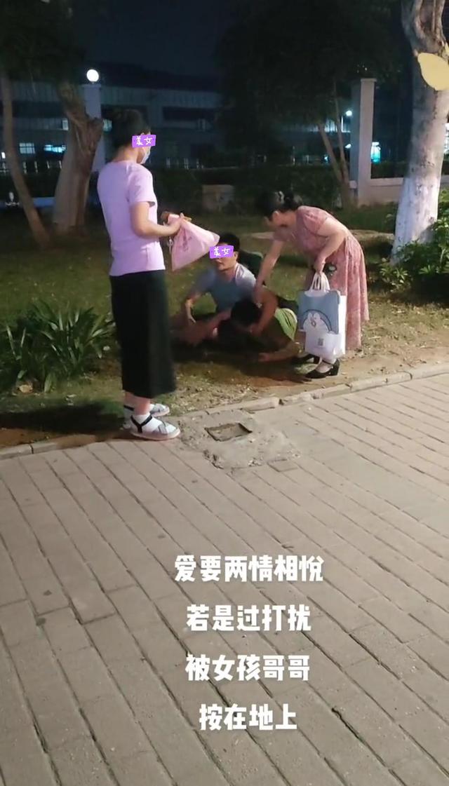男子被女友暴打被迫还手,小伙和女朋友吵架被好心大哥暴打