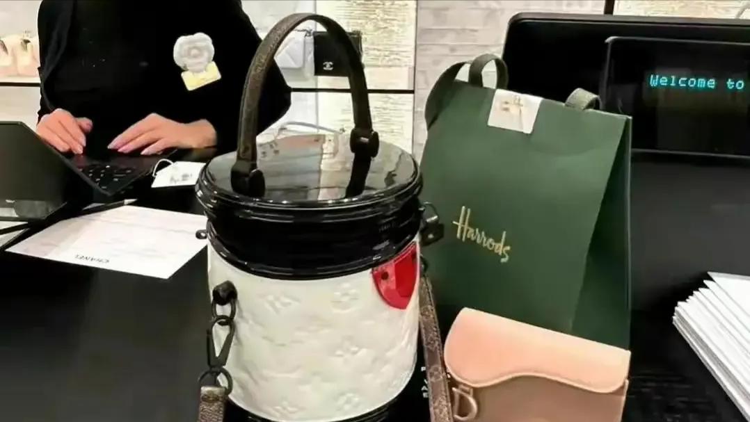 王思聪疑借好友900多万手表炫富，身边女伴颜值普通，身份惹热议