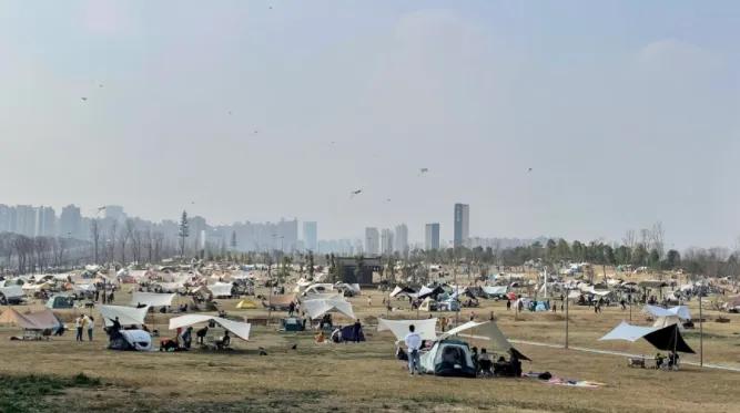 城市居民爱上慢节奏，露营连续爆火，唯品会户外产品销量猛增