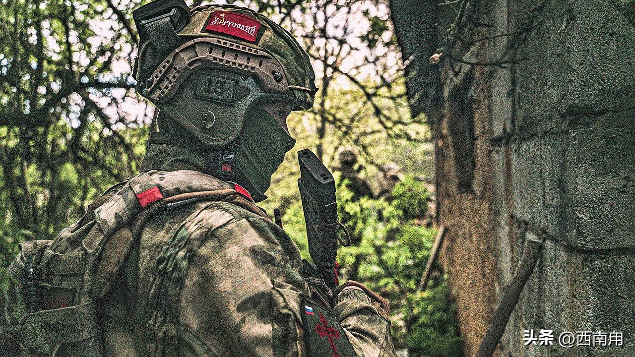 为了心中的执念，俄51岁的体育老师披甲上阵，只求战死的学生安息