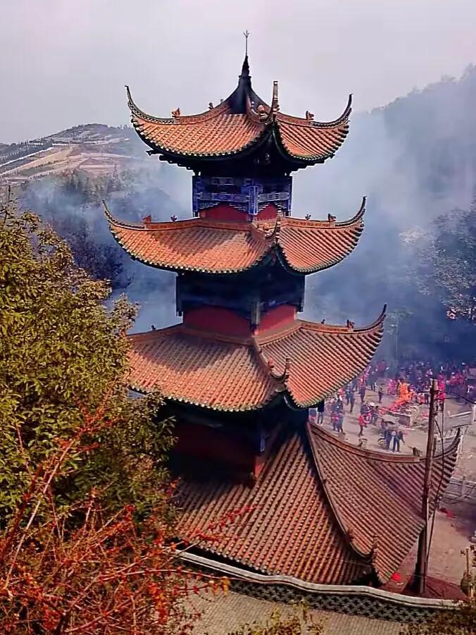 昆明可以爬的最大的山,云南必去的八大名山