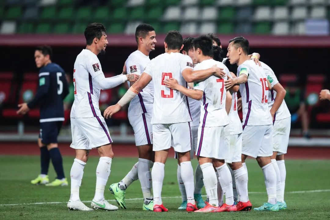 为什么国足的成绩总是那么稳定,国足需要什么样的成绩才不被骂